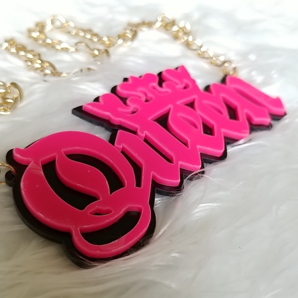 🆕👑 Large Queen Hot Pink Acrylic Gold Necklace - Picture 4 of 6